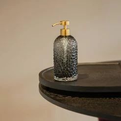 AYTM Arura Sæbepumpe -Louise Smærup shop aytm saebepumpe arura dispenser sort guld 3024446 scaled