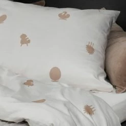 Brainchild Design Icons Bed Linen - White -Louise Smærup shop brainchild sengesaet designikoner sengetoej hvid hvid 3738473 scaled