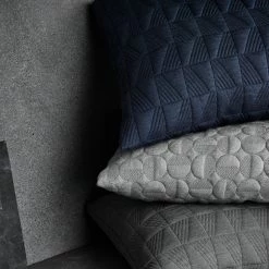 Fritz Hansen Trapez Cushion By Arne Jacobsen -Louise Smærup shop fritz hansen pude trapez cushion af arne jacobsen large midnight blue 9636040 scaled