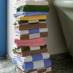 Hay Check Bath Mat -Louise Smærup shop hay bademaatte check bath mat pink 2149001 scaled