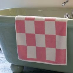 Hay Check Bath Mat -Louise Smærup shop hay bademaatte check bath mat sky blue 1333828 scaled