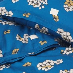 Juna Grand Pleasantly Bed Linen -Louise Smærup shop juna sengesaet grand pleasantly bed linen 200x220 blaa 4417380.png scaled