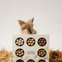 LAKRIDS BY BÜLOW Selection Box Spring -Louise Smærup shop lakrids by buelow lakrids lakrids by buelow selection box spring box 1412958 scaled