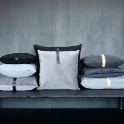 Louise Smærup Velvet -Louise Smærup shop louise smaerup pude velourpude moerkegraa 50 x 80 cm 2959302 scaled