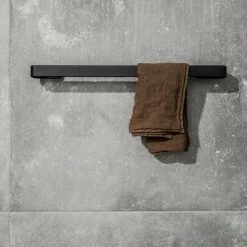Menu Towel Bar 13 Menu Towel Bar -Louise Smærup shop menu haandklaedeholder toiletrulle holder black 5296928 scaled
