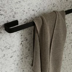 Menu Towel Bar 12 Menu Towel Bar -Louise Smærup shop menu haandklaedeholder toiletrulle holder black 9469656 scaled
