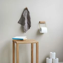 Moebe Toilet Roll Holder -Louise Smærup shop moebe toiletpapirholder toilet roll holder oak brass 166427 scaled