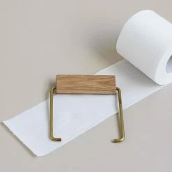 Moebe Toilet Roll Holder -Louise Smærup shop moebe toiletpapirholder toilet roll holder oak brass 5920520 scaled