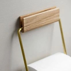 Moebe Toilet Roll Holder -Louise Smærup shop moebe toiletpapirholder toilet roll holder oak brass 7309575 scaled