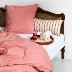 Normann Copenhagen Snooze -Louise Smærup shop normann copenhagen sengesaet normann copenhagen snooze happy hangover coral 8397572 scaled