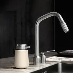 Soap Dispense - Vipp9 -Louise Smærup shop vipp saebepumpe saebedispenser vipp9 beige 8050797 scaled