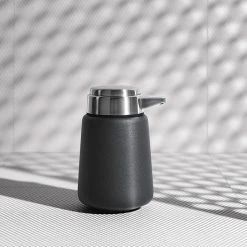 Soap Dispense - Vipp9 -Louise Smærup shop vipp saebepumpe saebedispenser vipp9 black 3346818