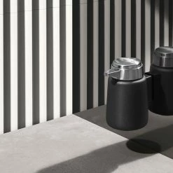 Soap Dispense - Vipp9 -Louise Smærup shop vipp saebepumpe saebedispenser vipp9 black 335891